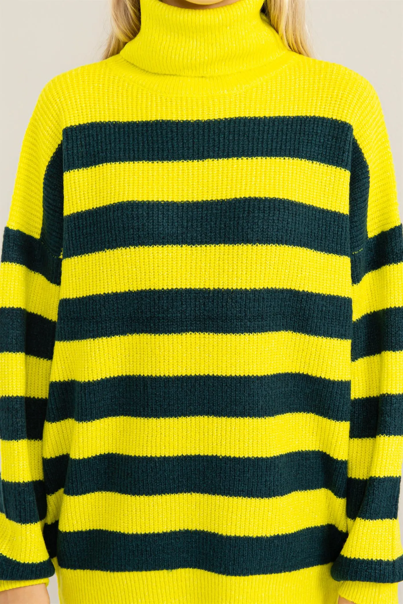 DZ23F079-Flawless Striped Turtleneck Sweater