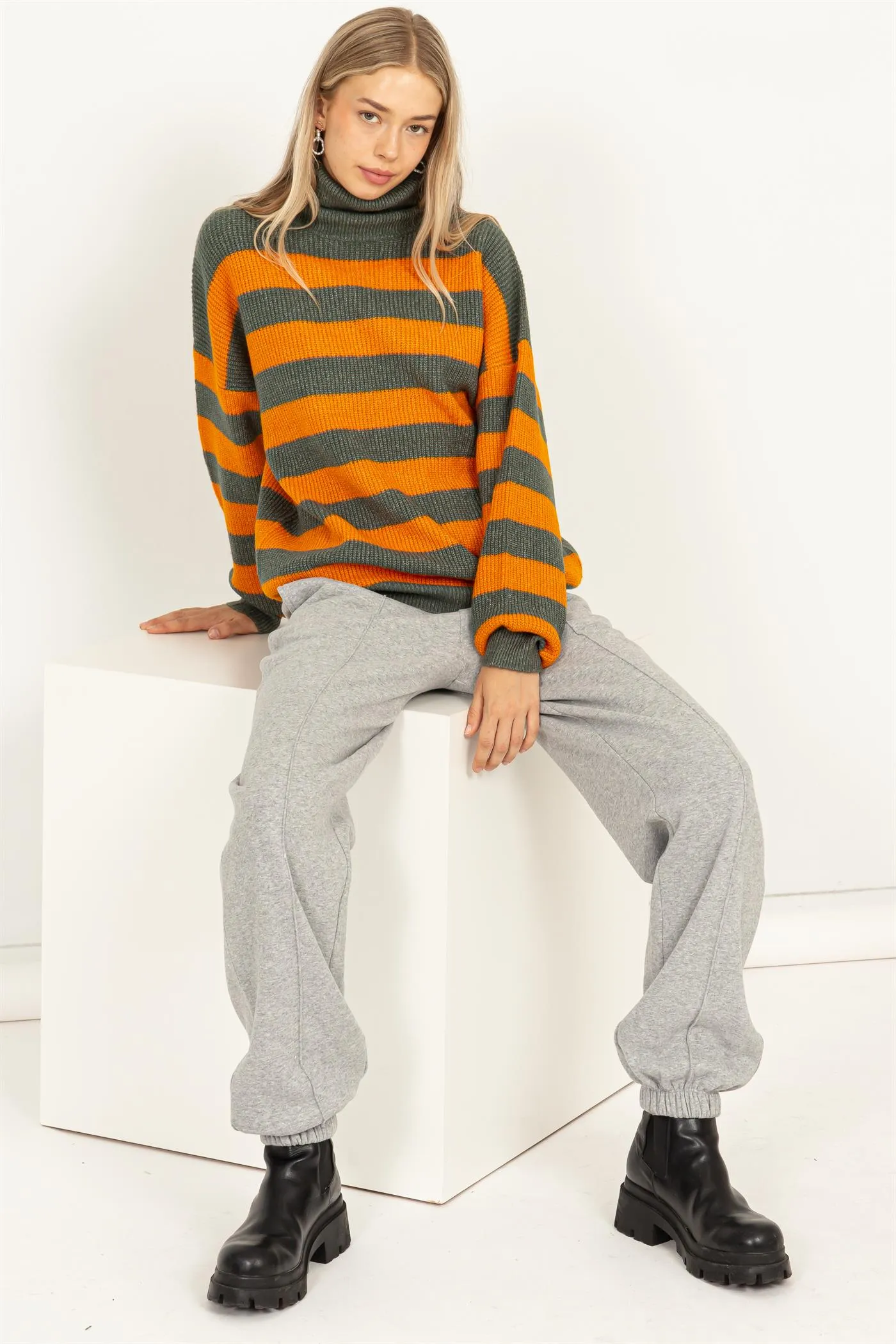 DZ23F079-Flawless Striped Turtleneck Sweater